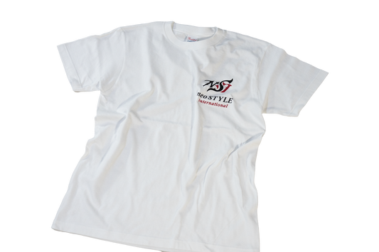 NSIロゴ × 背面ワンポイント鱒Vertical Tシャツ〈ホワイト／Sサイズ〉
