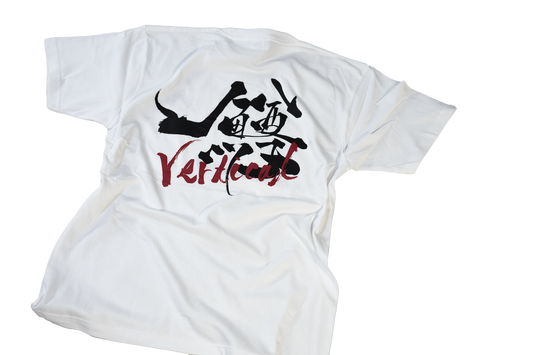 NSIロゴ × 背面Big鱒Vertical Tシャツ〈ホワイト〉(S/M限定)