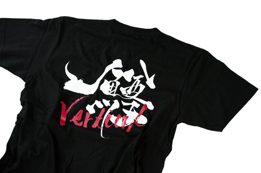 NSIロゴ × 背面Big鱒Vertical Tシャツ〈ブラック〉Sサイズ限定